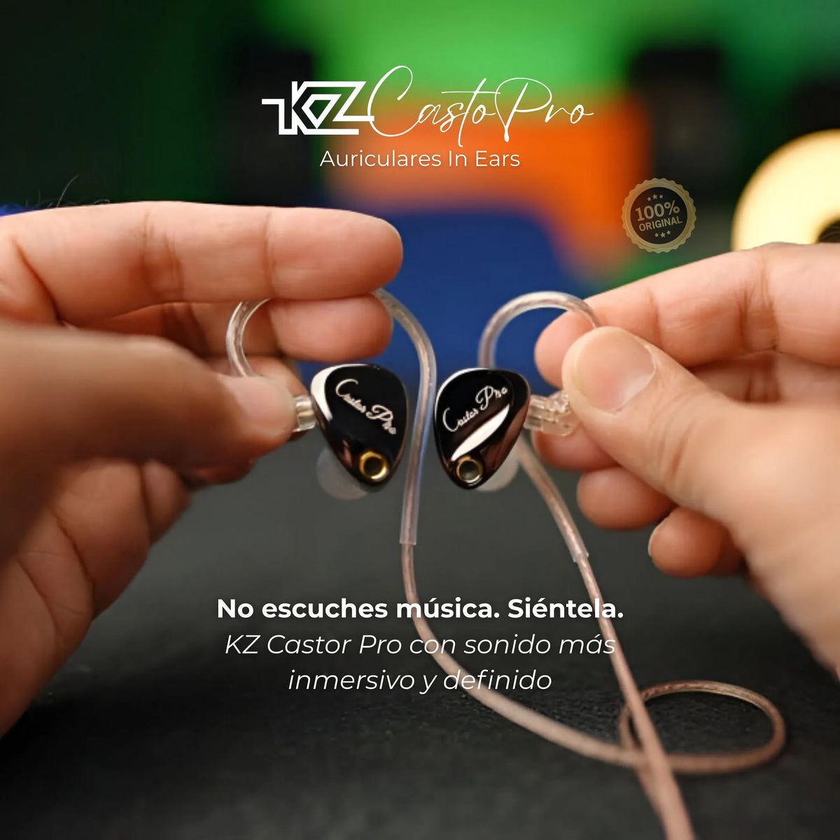 Manos sosteniendo los auriculares KZ Castor Pro con cable transparente