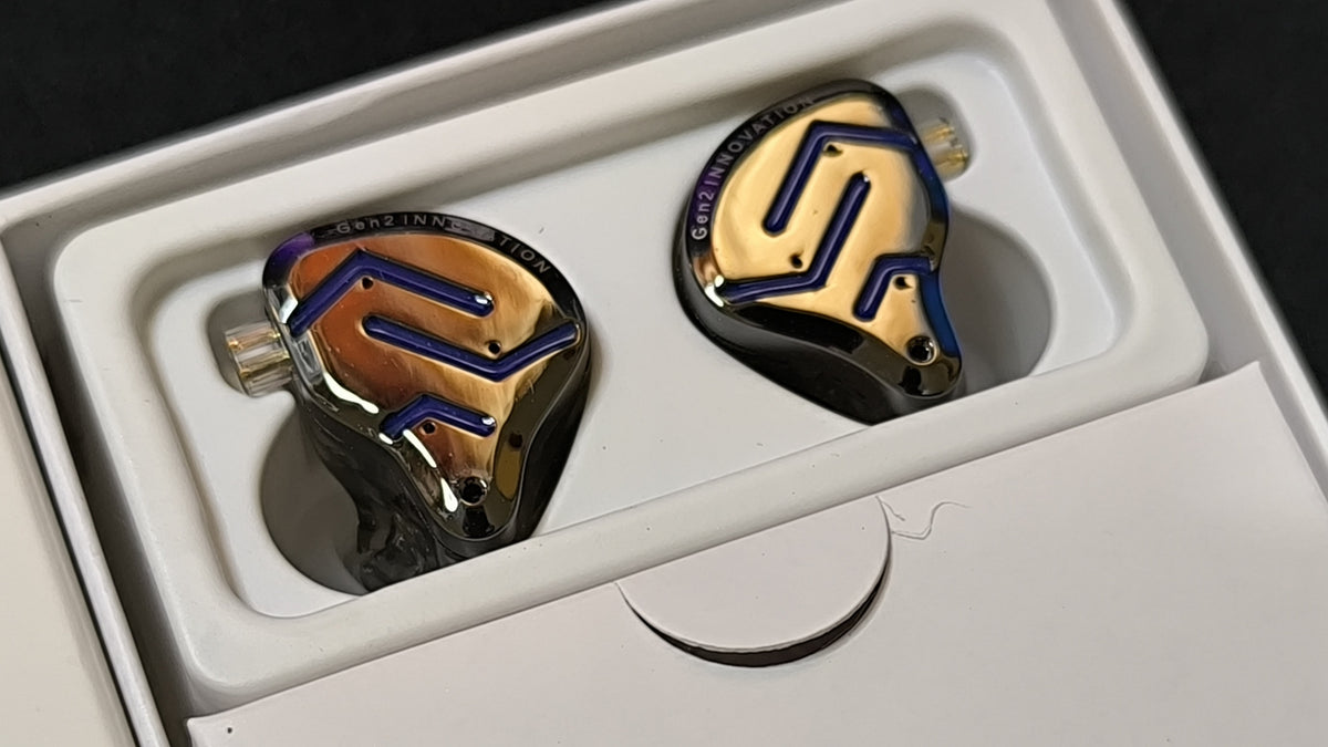 KZ ZSN Pro 2 dentro del empaque con detalle de sus placas metálicas