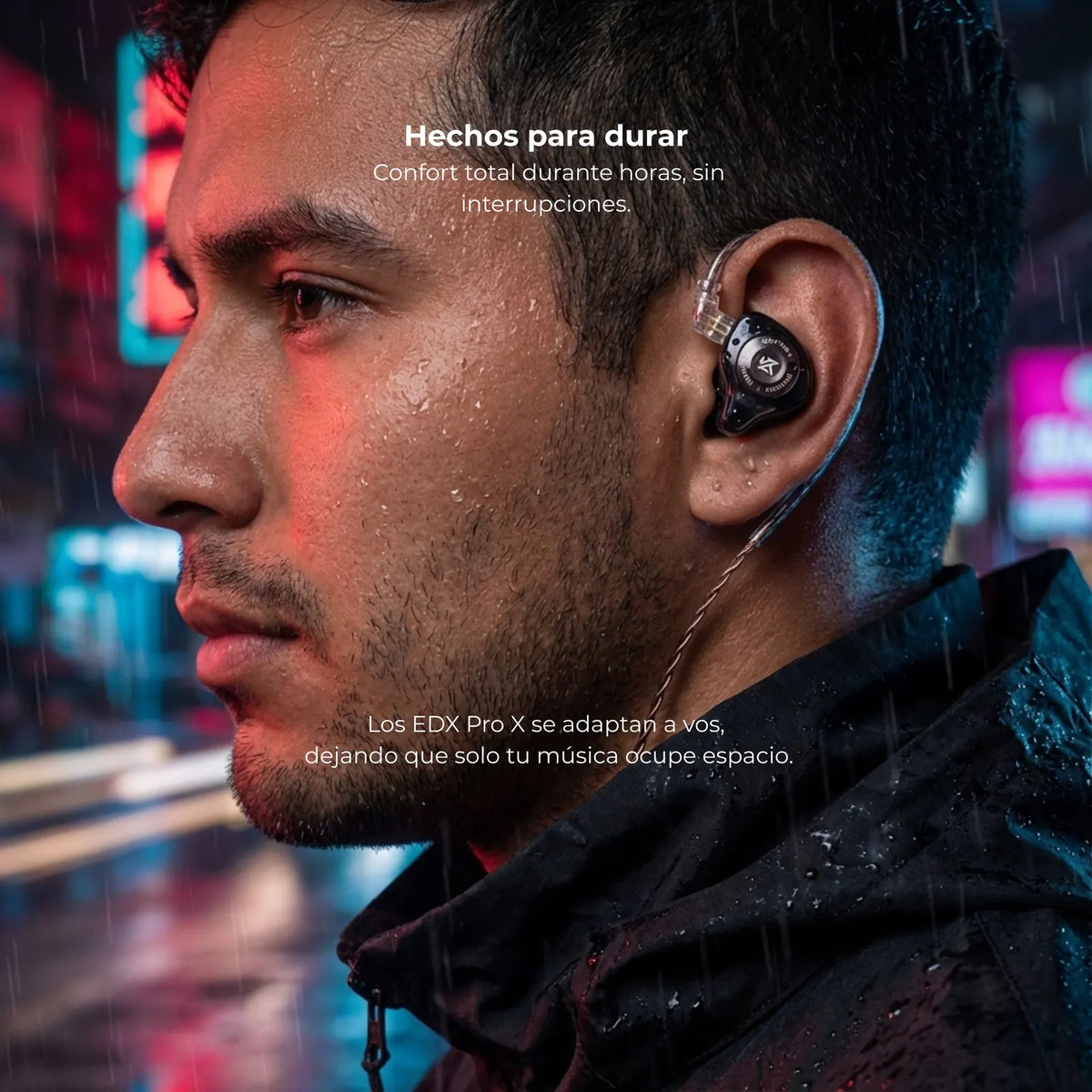 Persona usando los auriculares KZ EDX Pro X bajo la lluvia