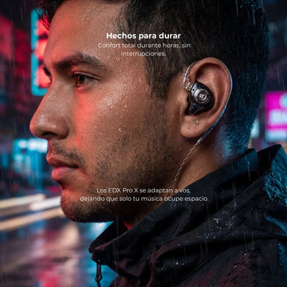 Persona usando los auriculares KZ EDX Pro X bajo la lluvia