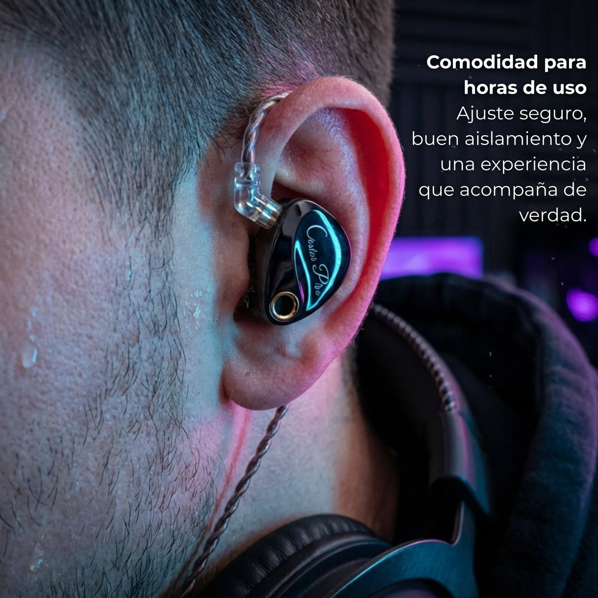 Persona usando un auricular KZ Castor Pro negro con cable